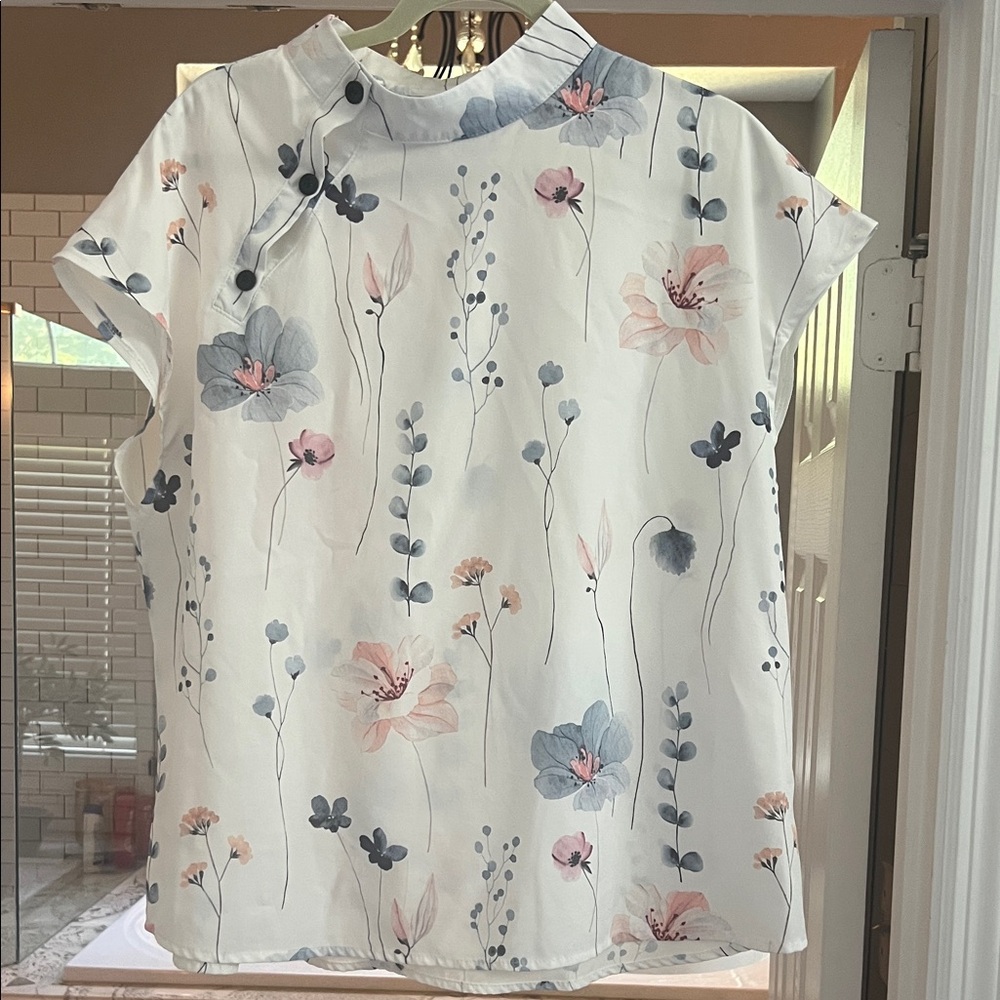 Floral Patterned Women's Blouse in White and Blue